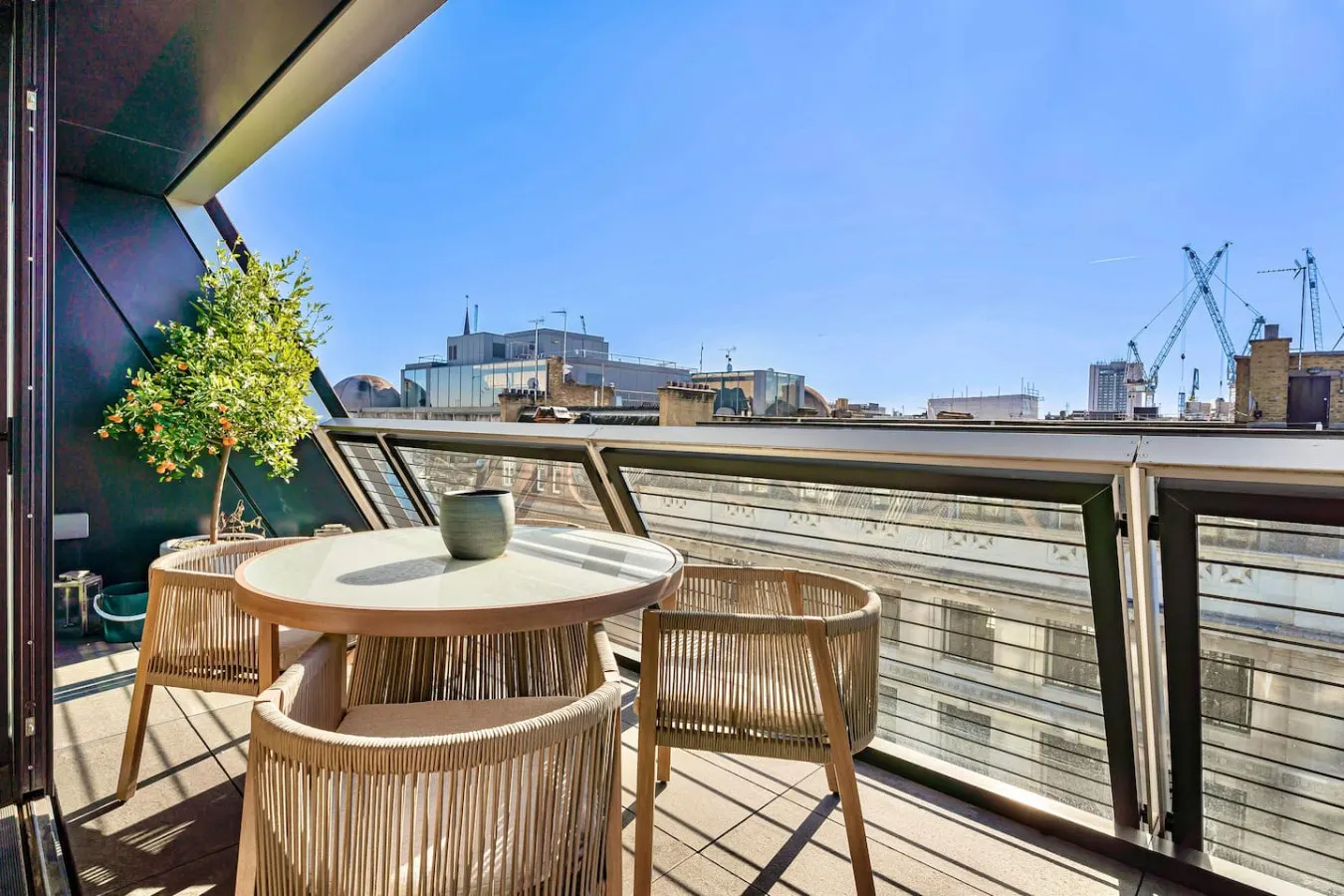 Luxury Mayfair 3-Bed AC, Parking, Gym & Security 8