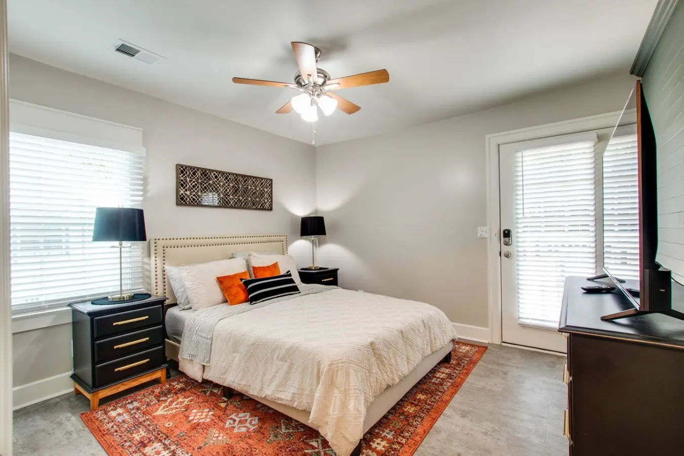 Leaf Lodge Dog-Friendly Fenced Yard EV 12