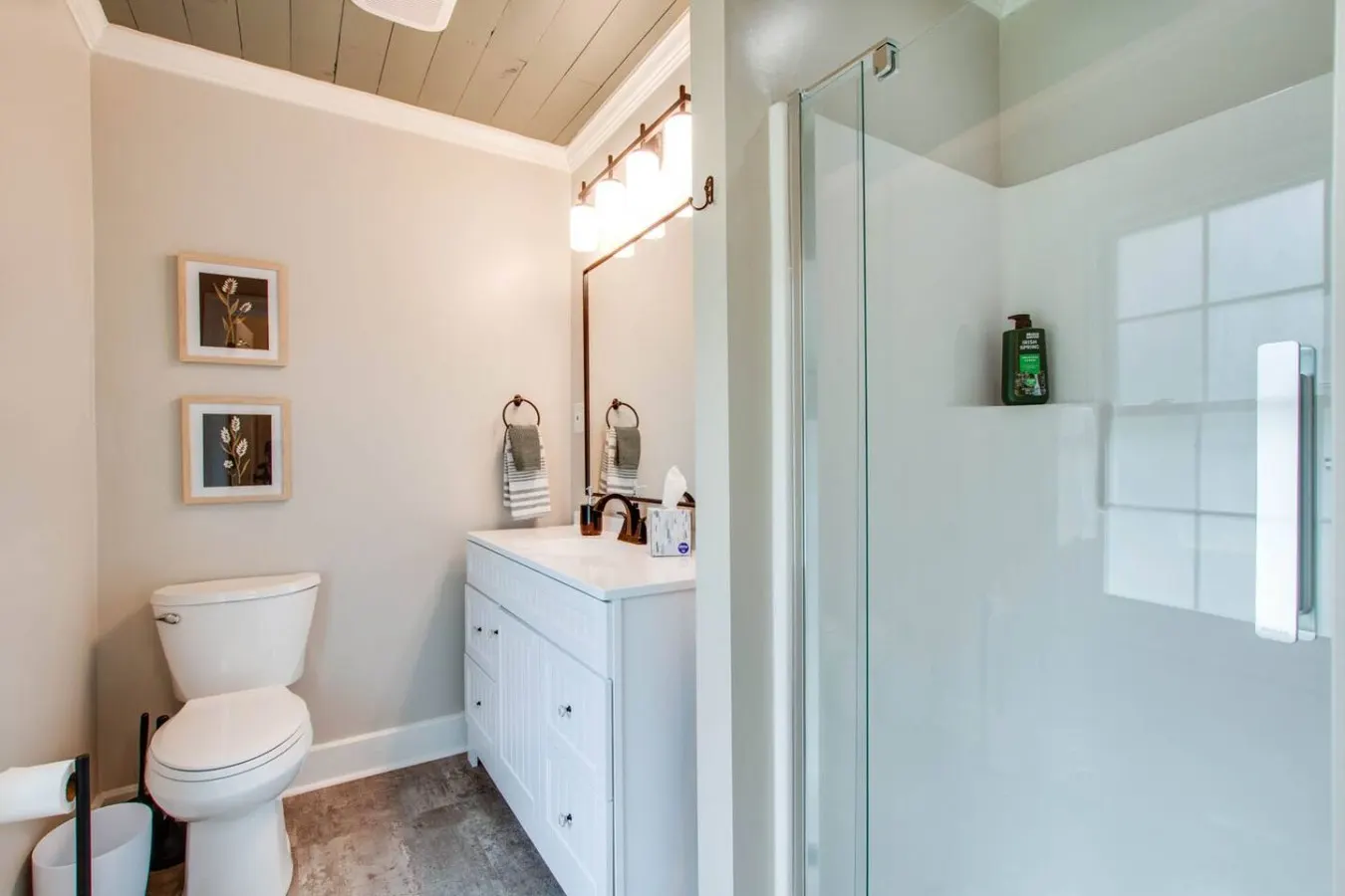 Leaf Lodge Dog-Friendly Fenced Yard EV 15