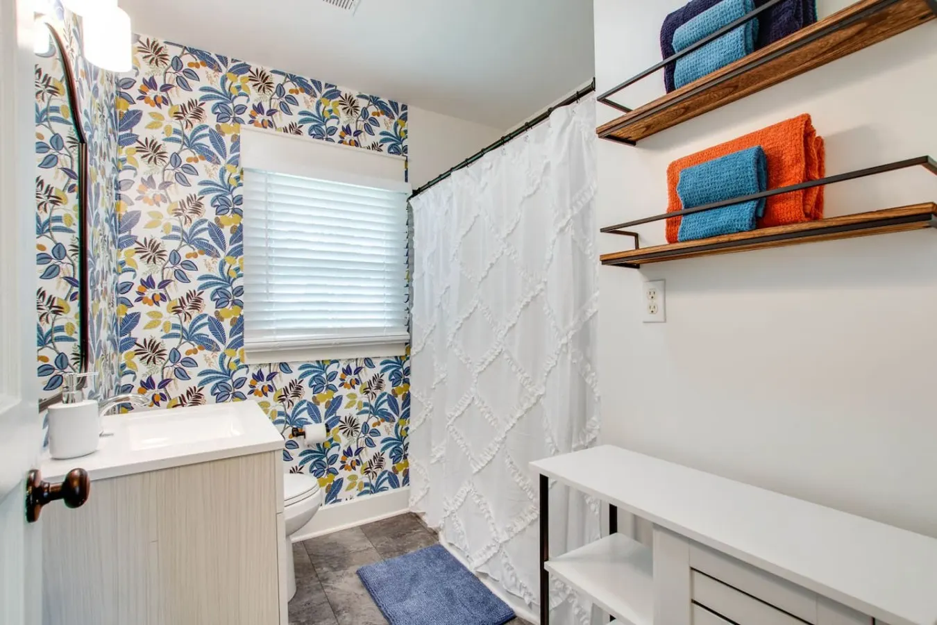 Leaf Lodge Dog-Friendly Fenced Yard EV 17