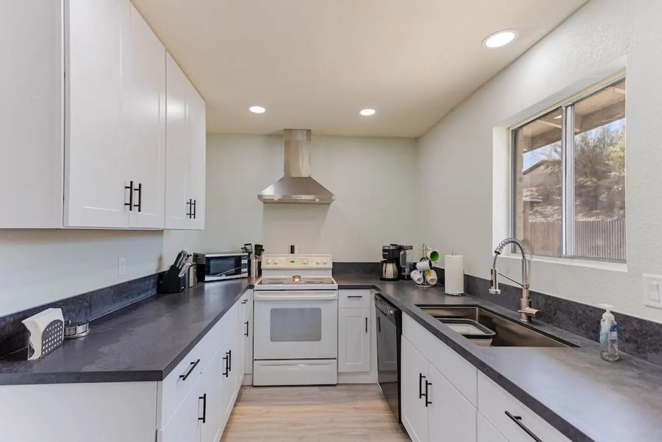 Havasu Warbler - Hot Tub, BBQ, Parking, FirePit 9