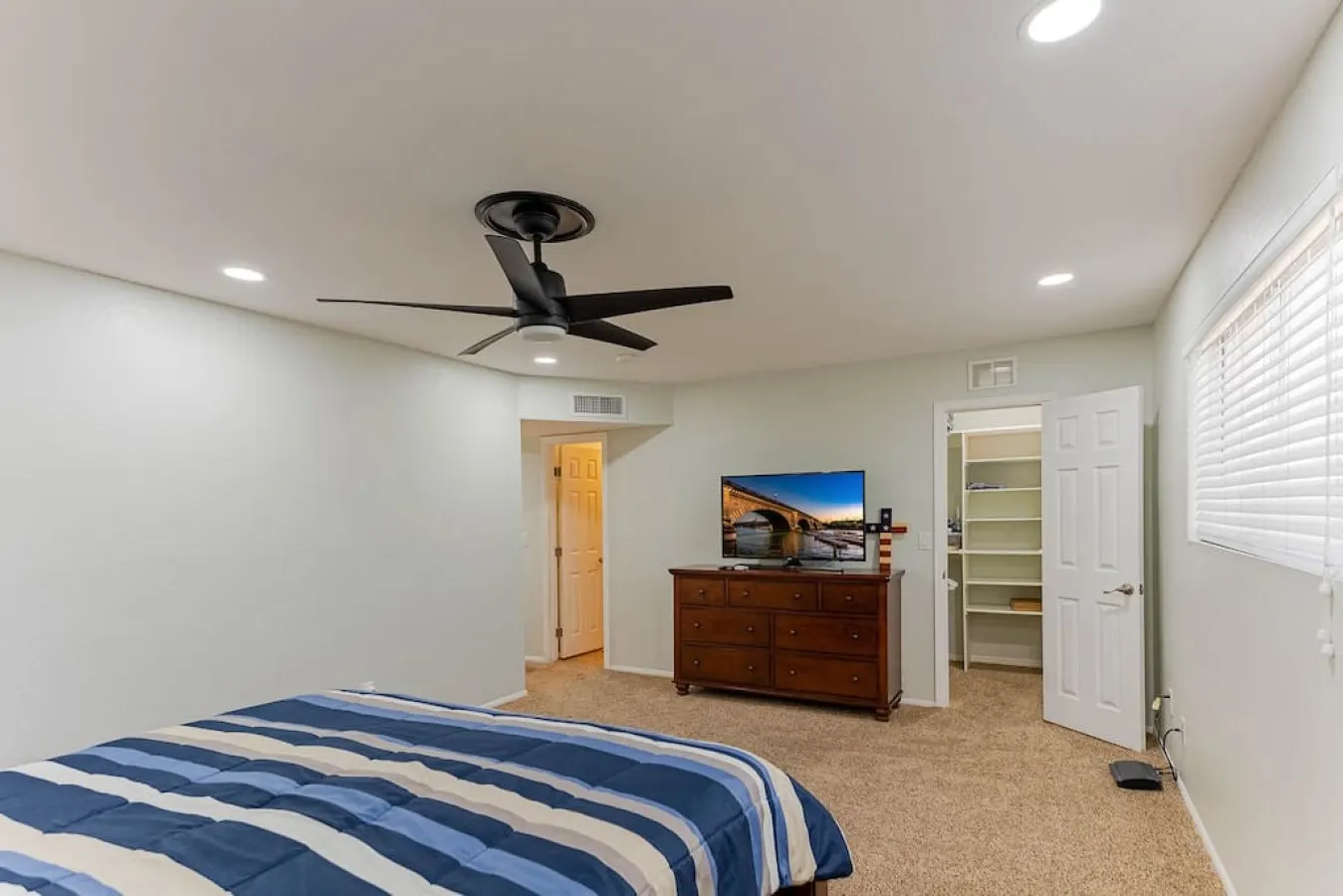 Havasu Warbler - Hot Tub, BBQ, Parking, FirePit 16