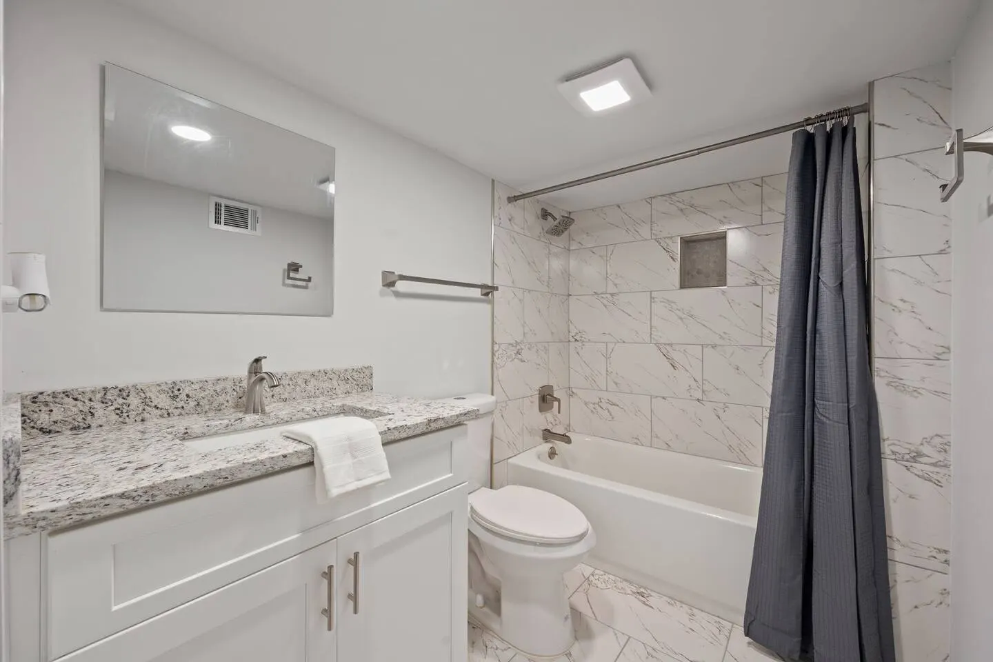 Chic 2BR Downstairs Unit near Mercedes-Benz 13