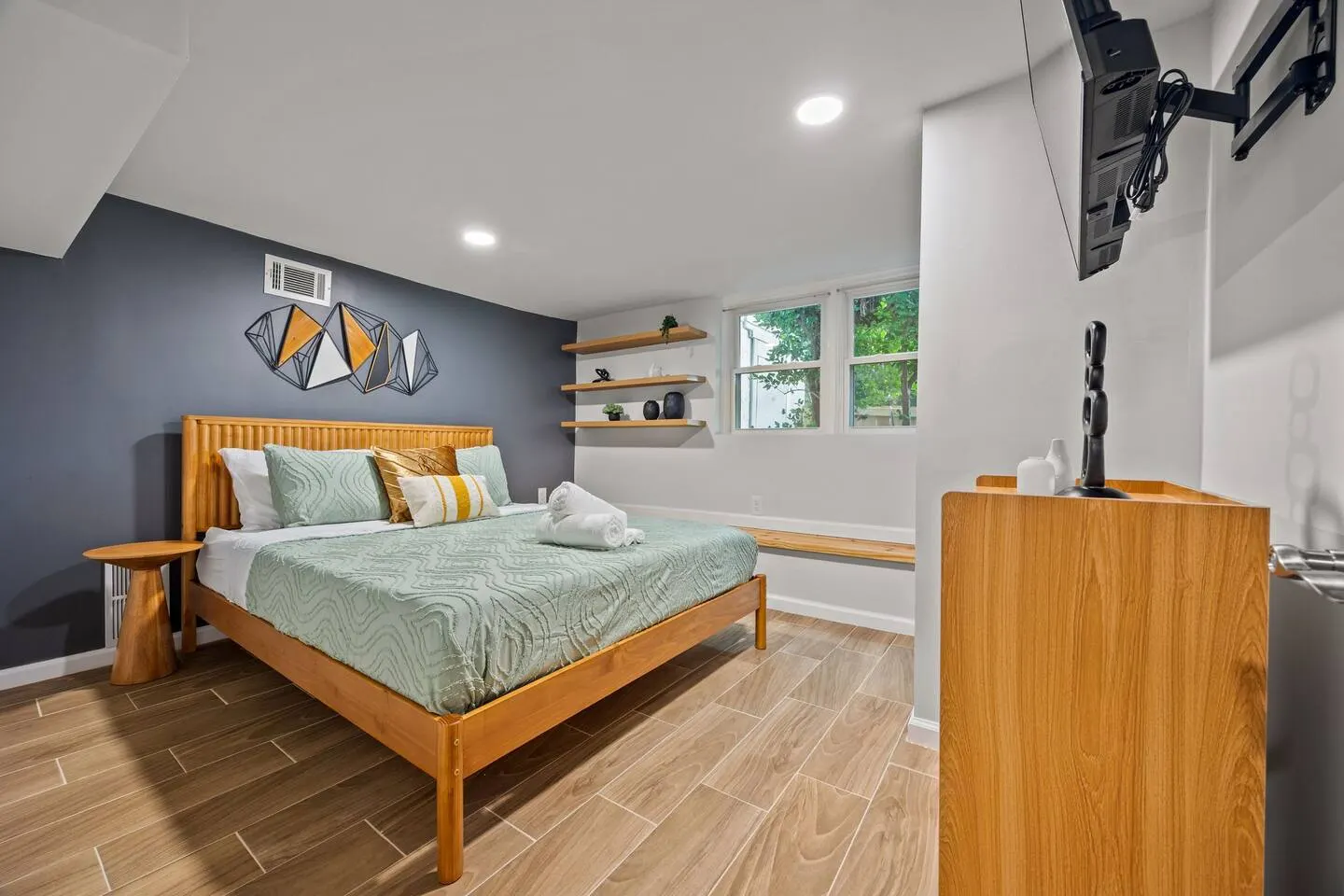 Chic 2BR Downstairs Unit near Mercedes-Benz 4