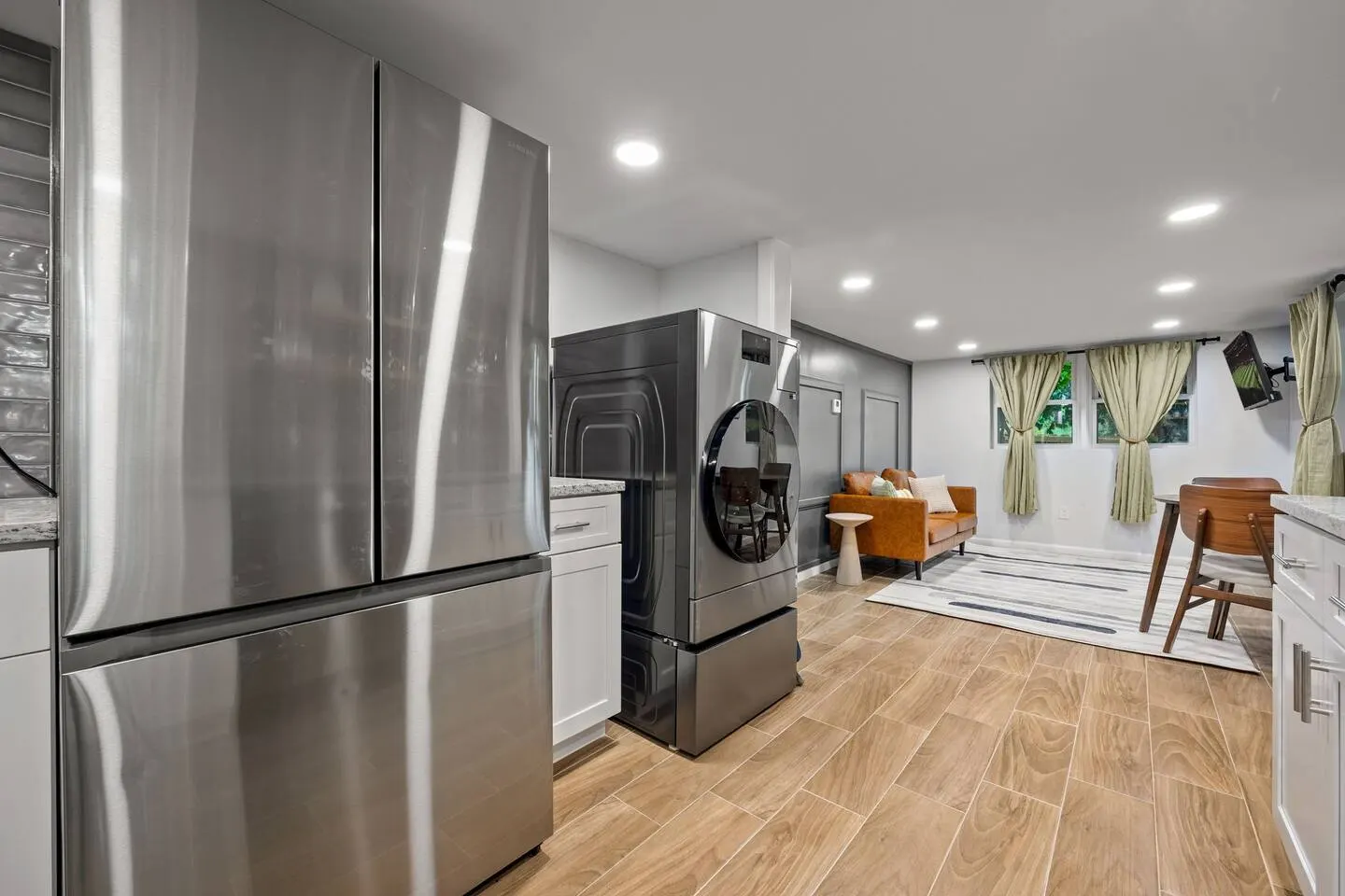 Chic 2BR Downstairs Unit near Mercedes-Benz 8