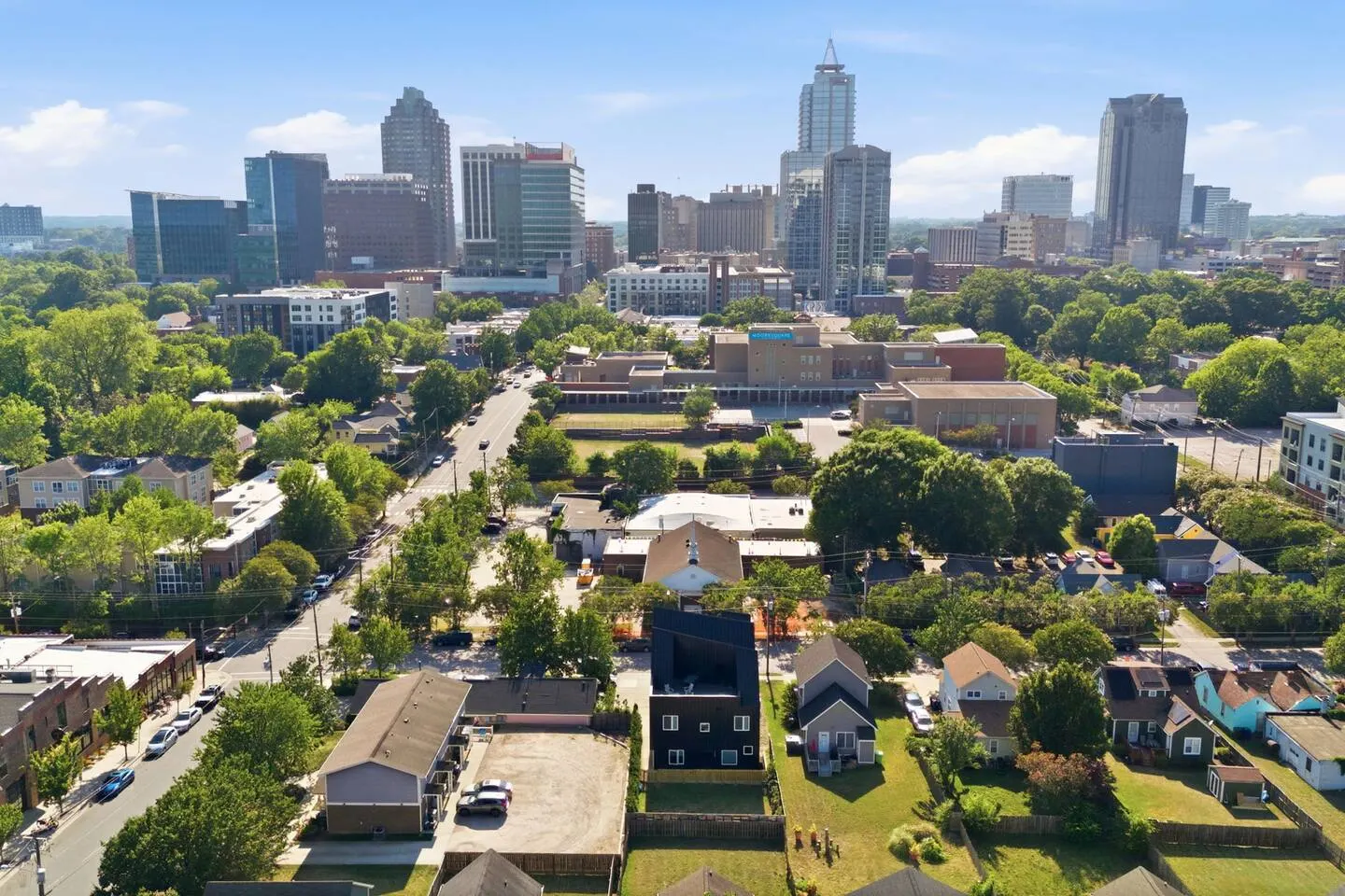 Americana Vibe, Rooftop, Very Walkable 1