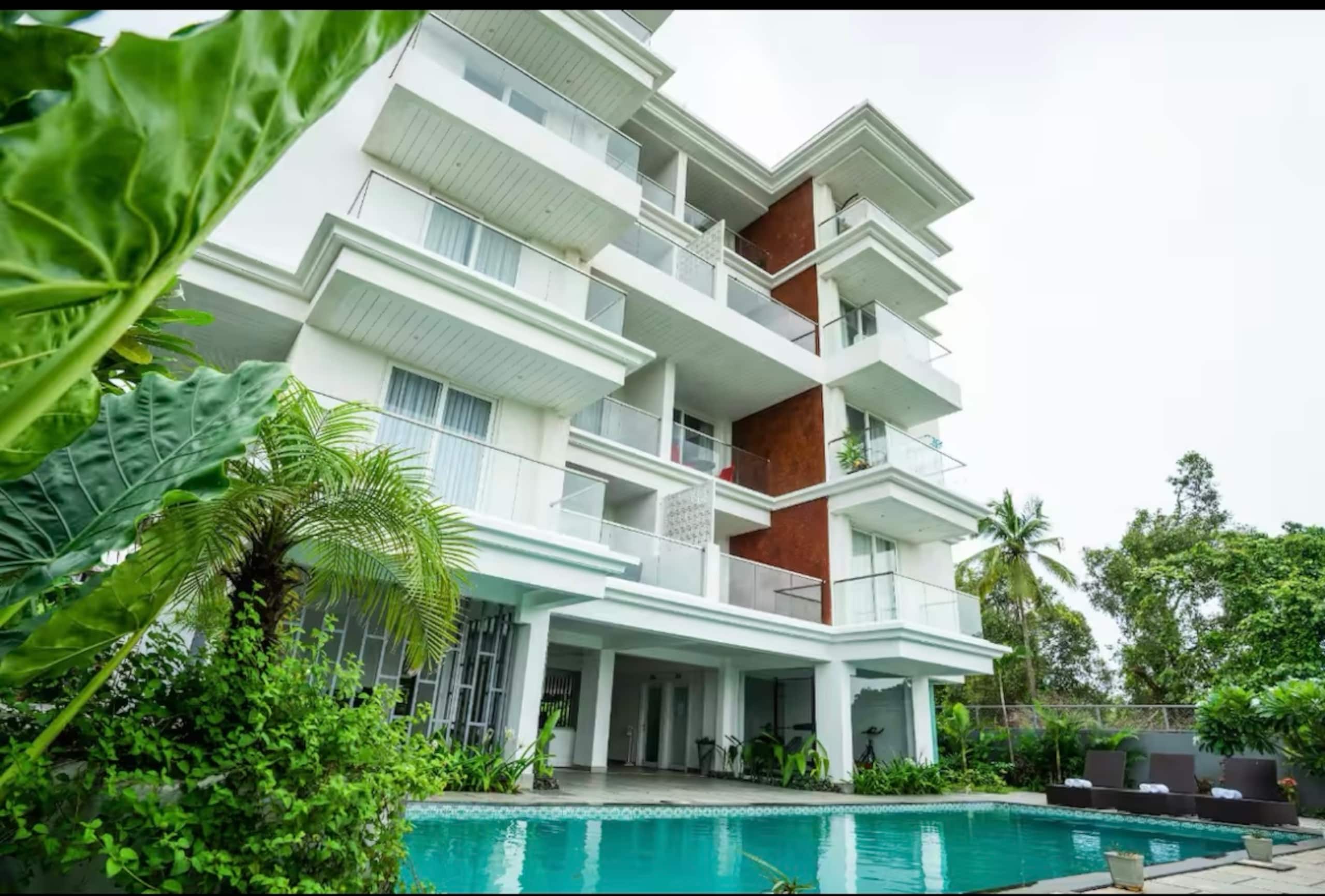 “Amor Luxury Suites w/ Pool, Kitchen, WiFi ,beach 33