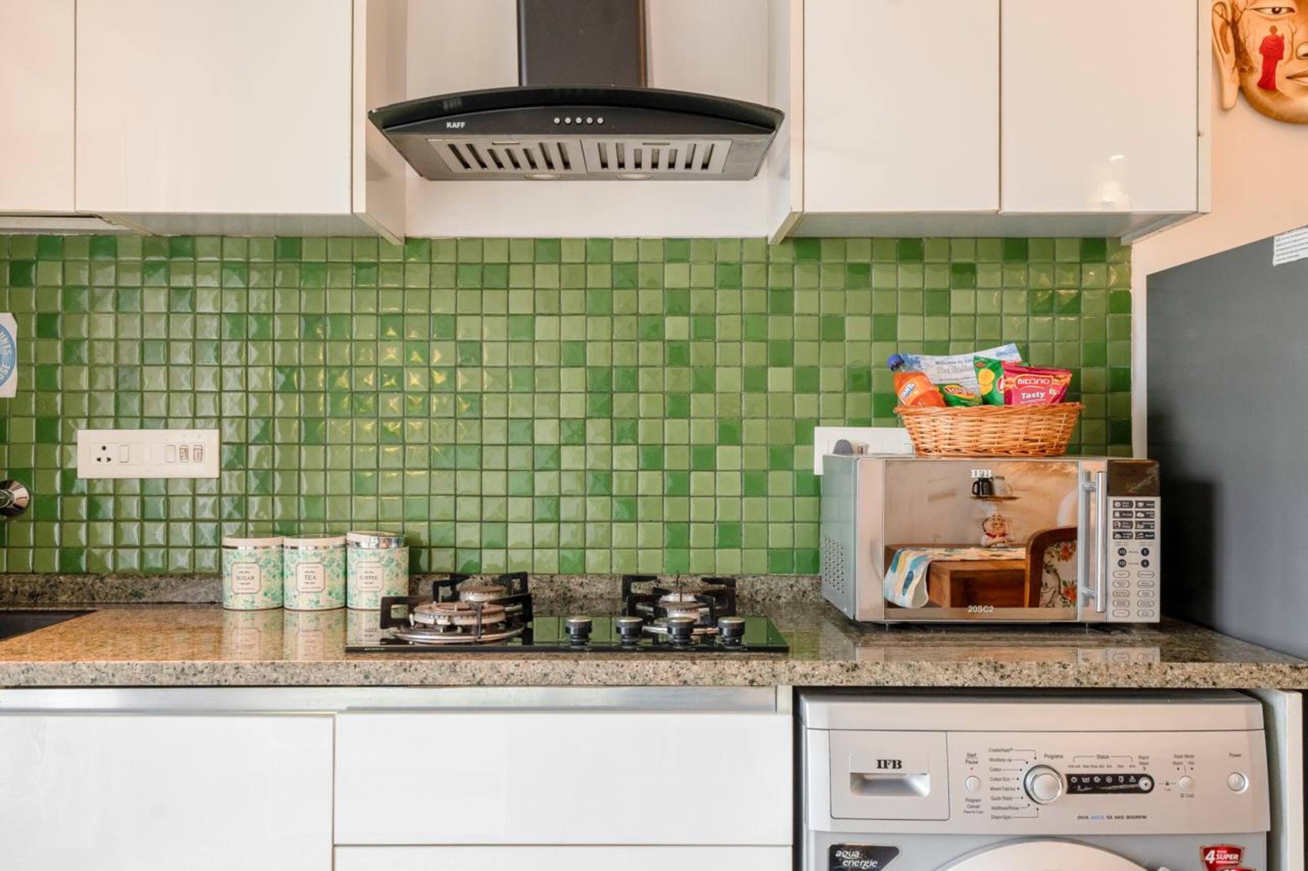 “Amor Luxury Suites w/ Pool, Kitchen, WiFi ,beach 18