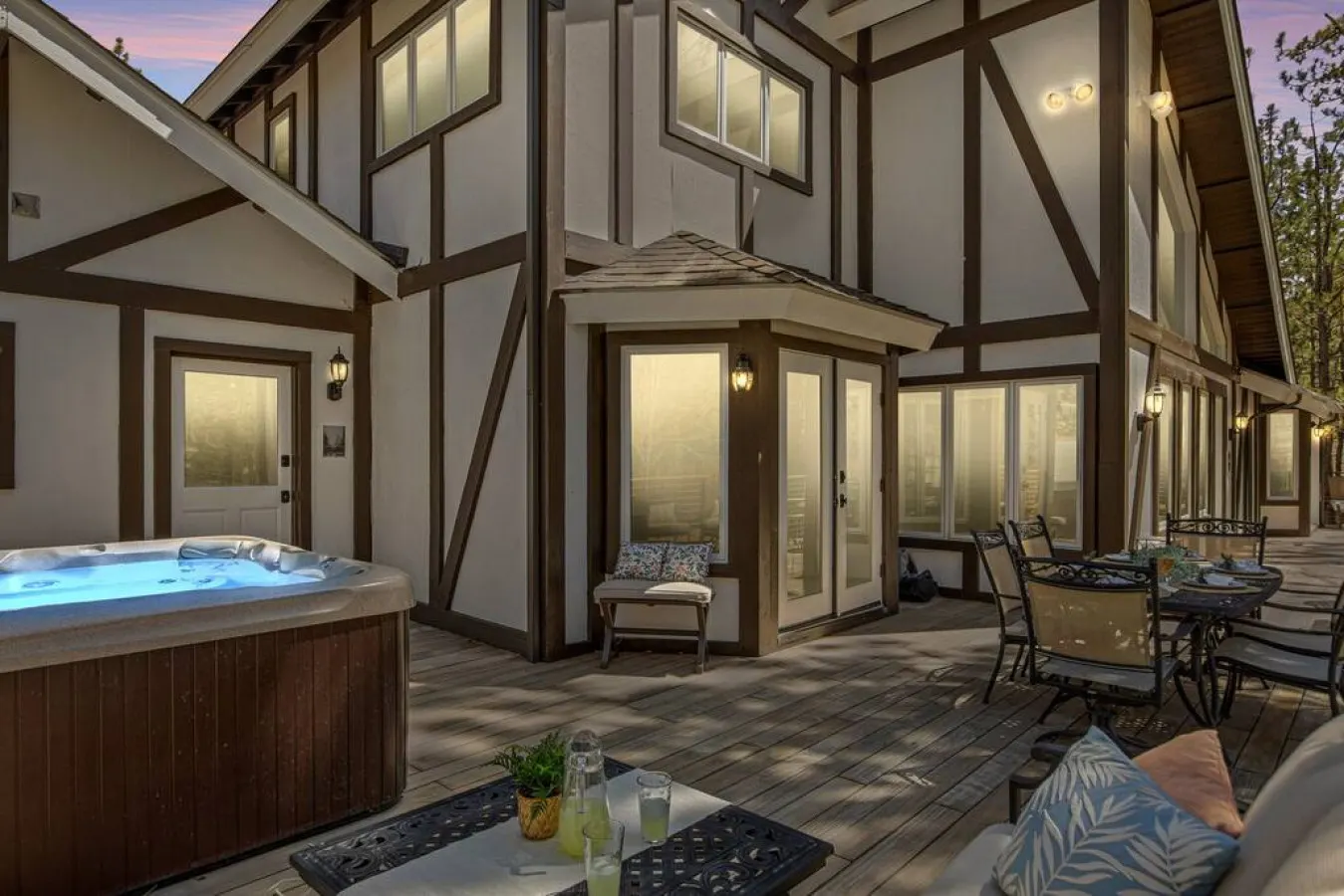 Modern Lodge Near the Ski Slopes, Hot Tub, Games 1