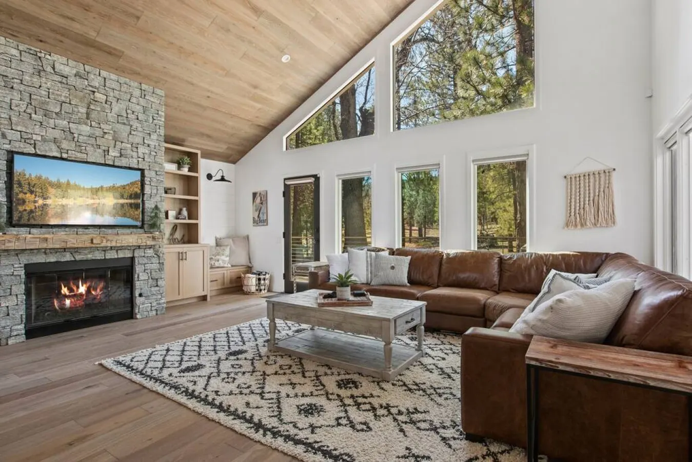 Modern Lodge Near the Ski Slopes, Hot Tub, Games 2