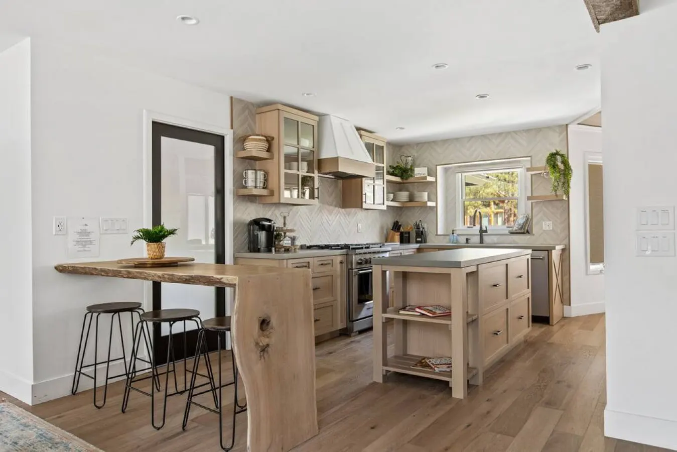Modern Lodge Near the Ski Slopes, Hot Tub, Games 10