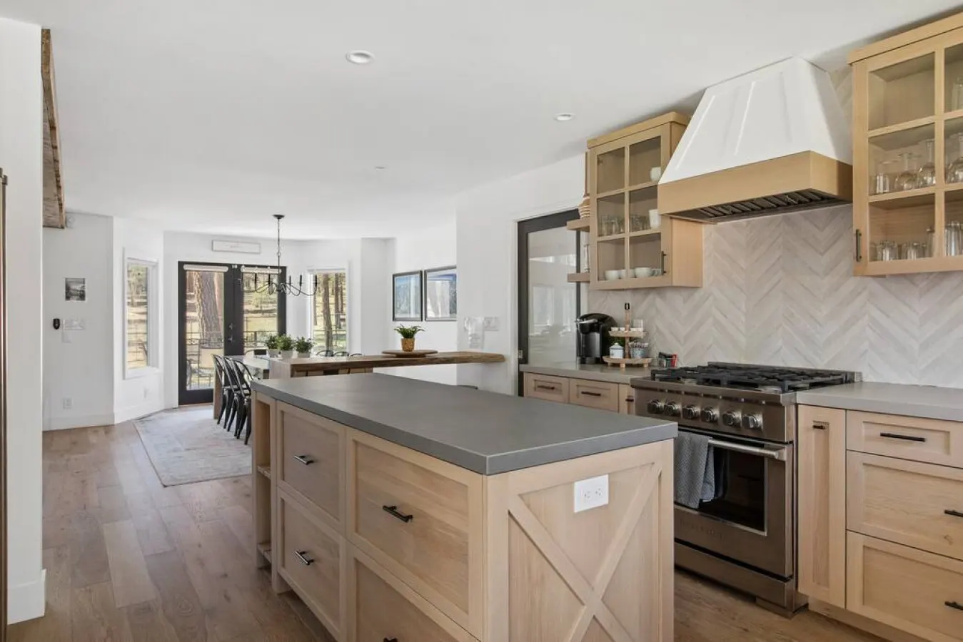 Modern Lodge Near the Ski Slopes, Hot Tub, Games 12