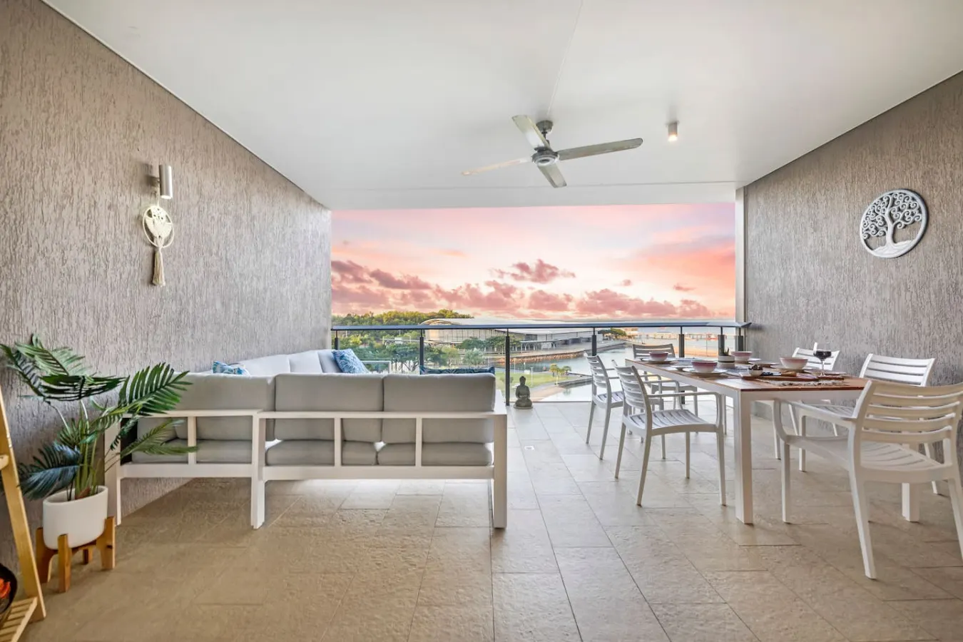 Zen Peninsula ~ top-floor 3BR, Wave Laguna, Convention Centre & Fireworks views