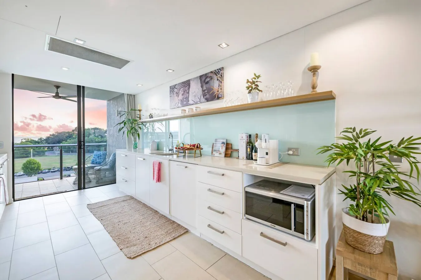 Zen Peninsula ~ top-floor 3BR, Wave Laguna, Convention Centre & Fireworks views 9