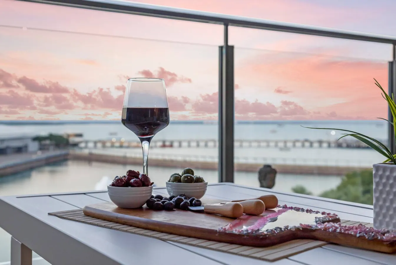 Zen Peninsula ~ top-floor 3BR, Wave Laguna, Convention Centre & Fireworks views 11