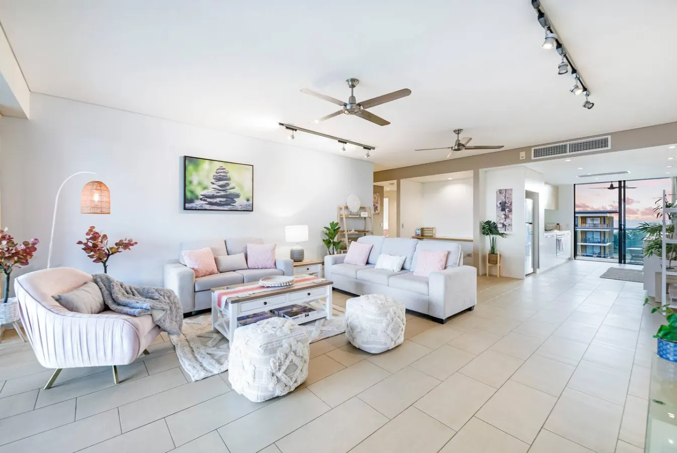 Zen Peninsula ~ top-floor 3BR, Wave Laguna, Convention Centre & Fireworks views 6