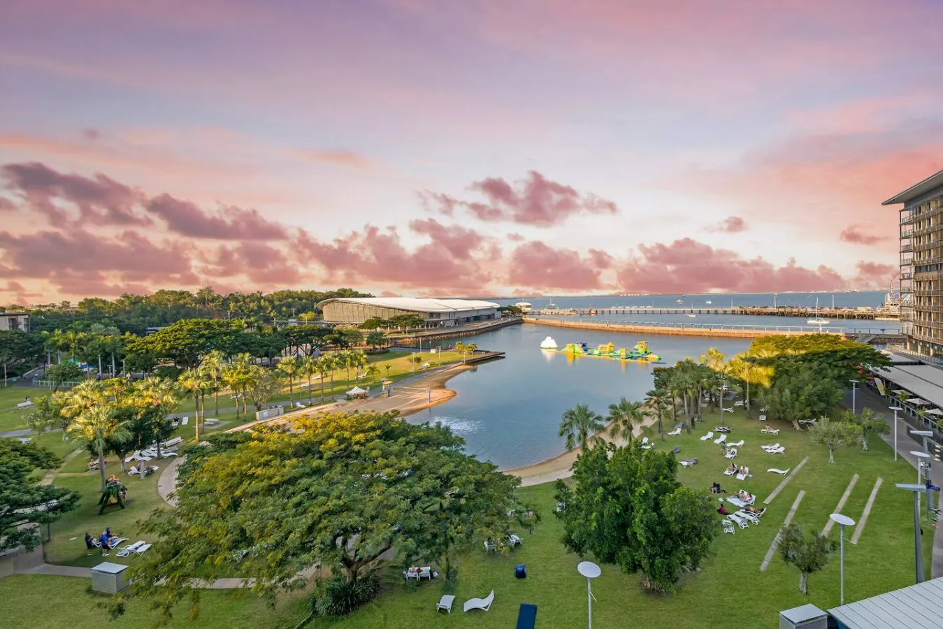 Zen Peninsula ~ top-floor 3BR, Wave Laguna, Convention Centre & Fireworks views 8