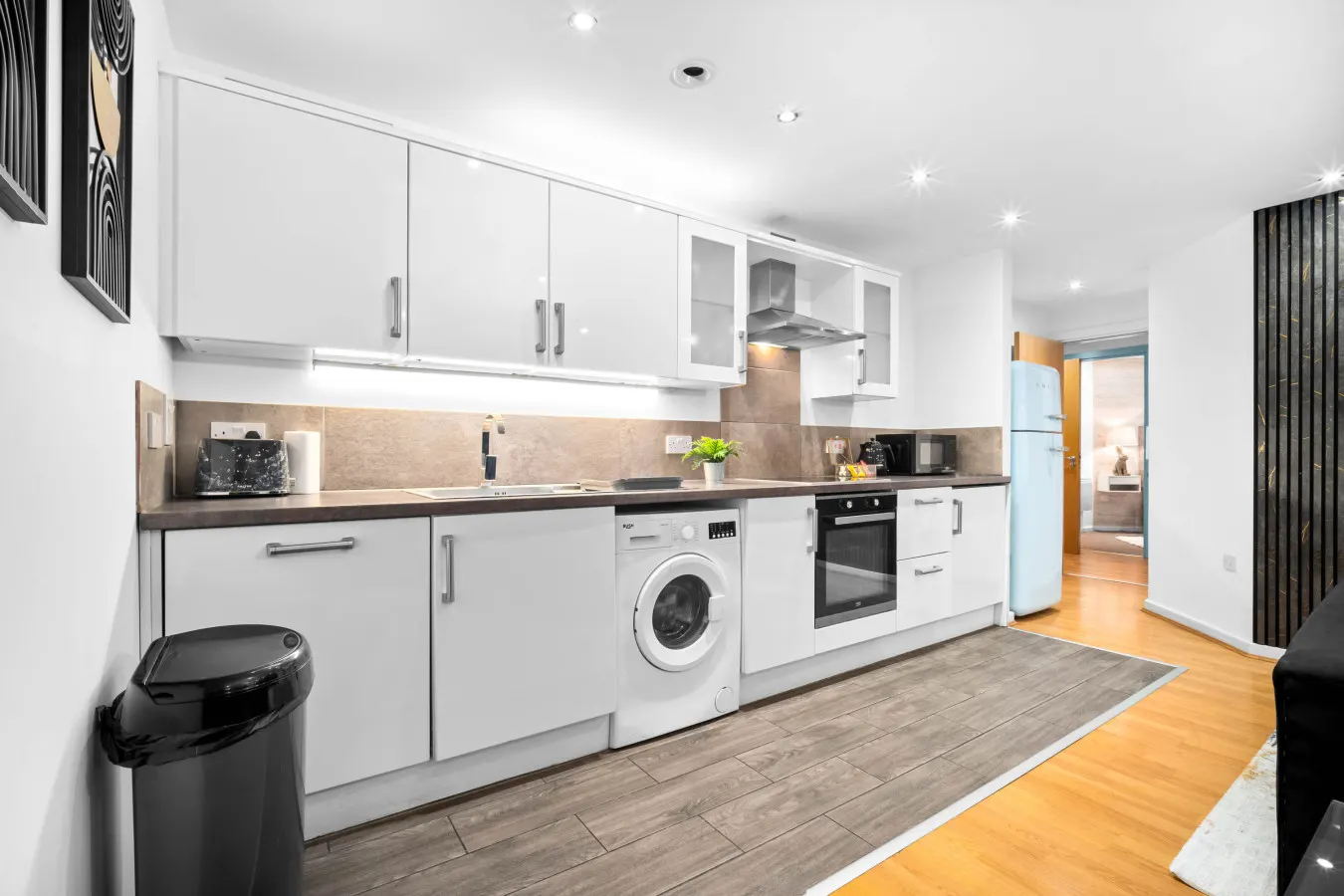 Stylish Two Bed Apartment - City Centre - Parking - Balcony 9