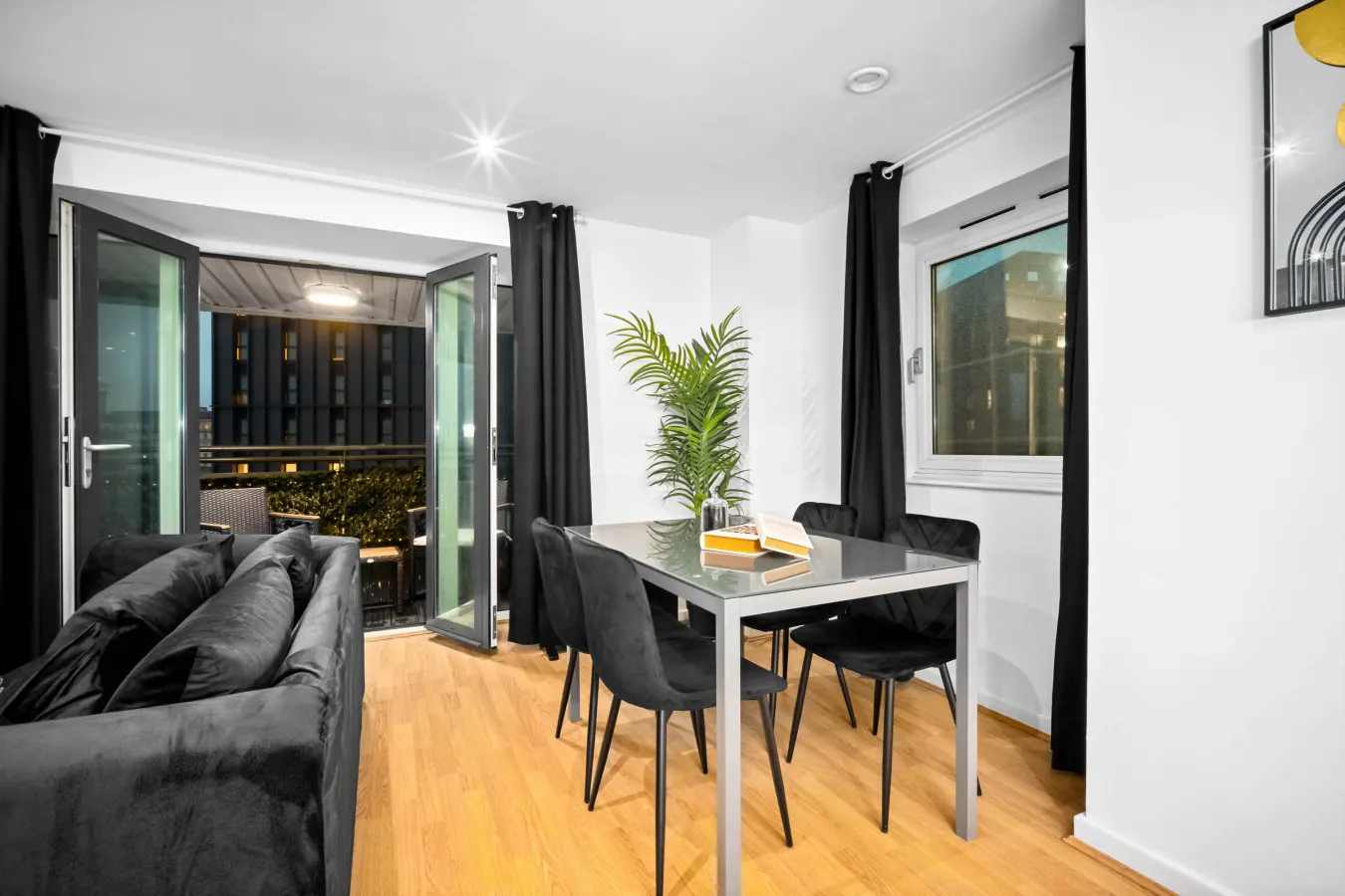 Stylish Two Bed Apartment - City Centre - Parking - Balcony 3
