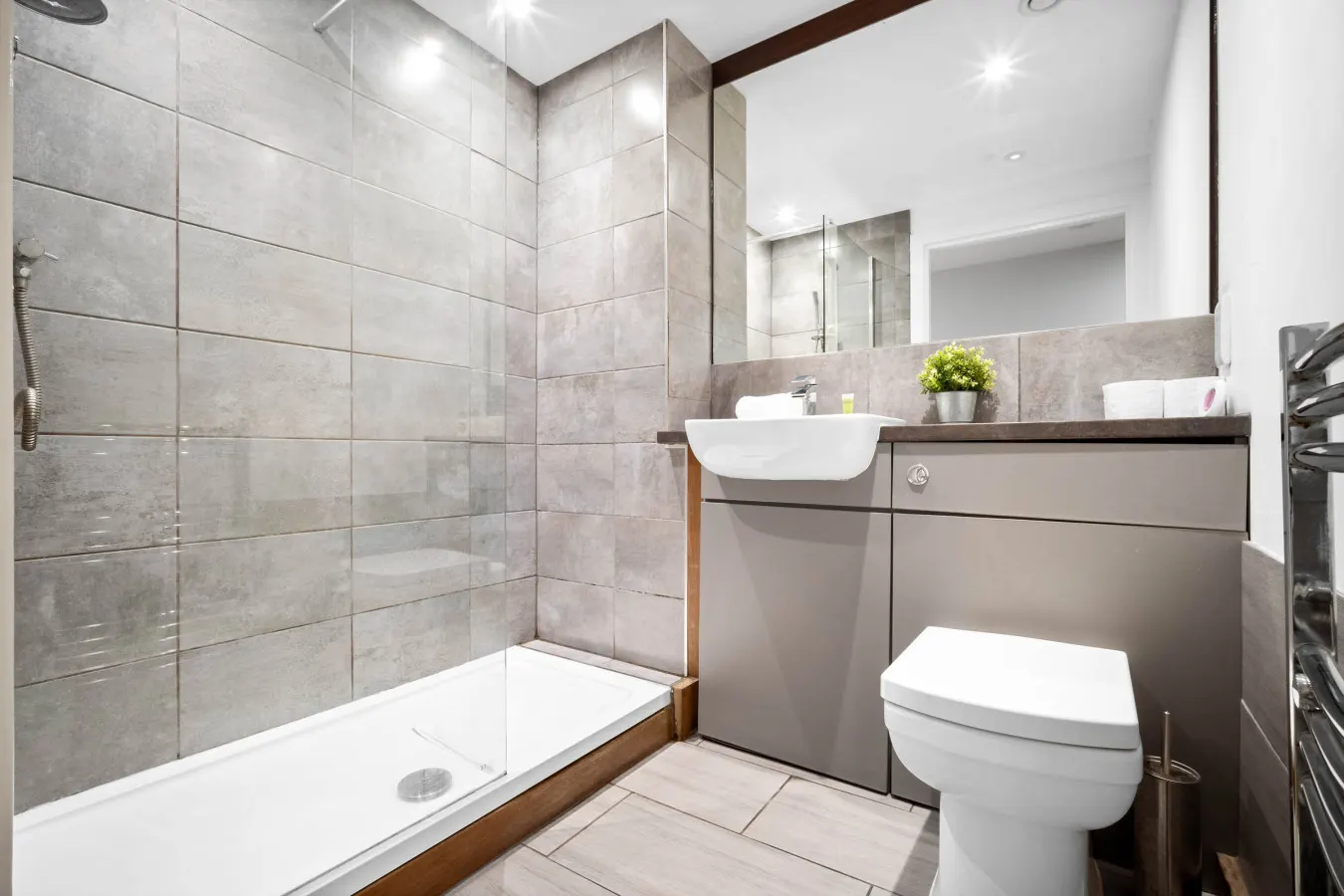 Stylish Two Bed Apartment - City Centre - Parking - Balcony 5