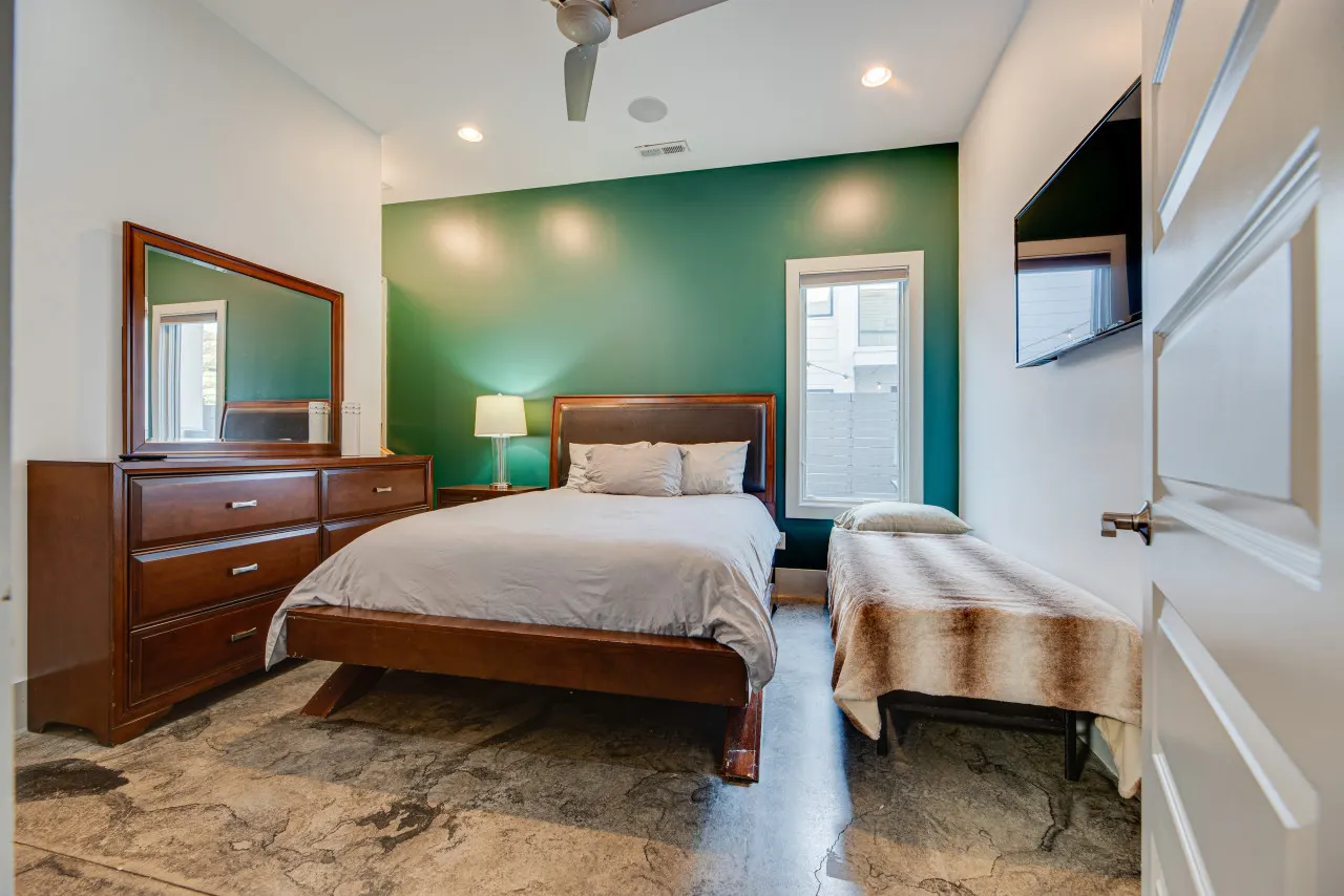 Downtown/20 ft ceiling/Music Row/Rooftop Hottub! 10