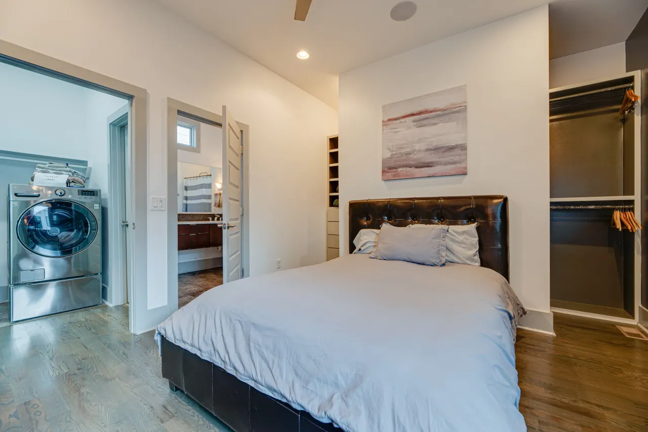 Downtown/20 ft ceiling/Music Row/Rooftop Hottub! 15