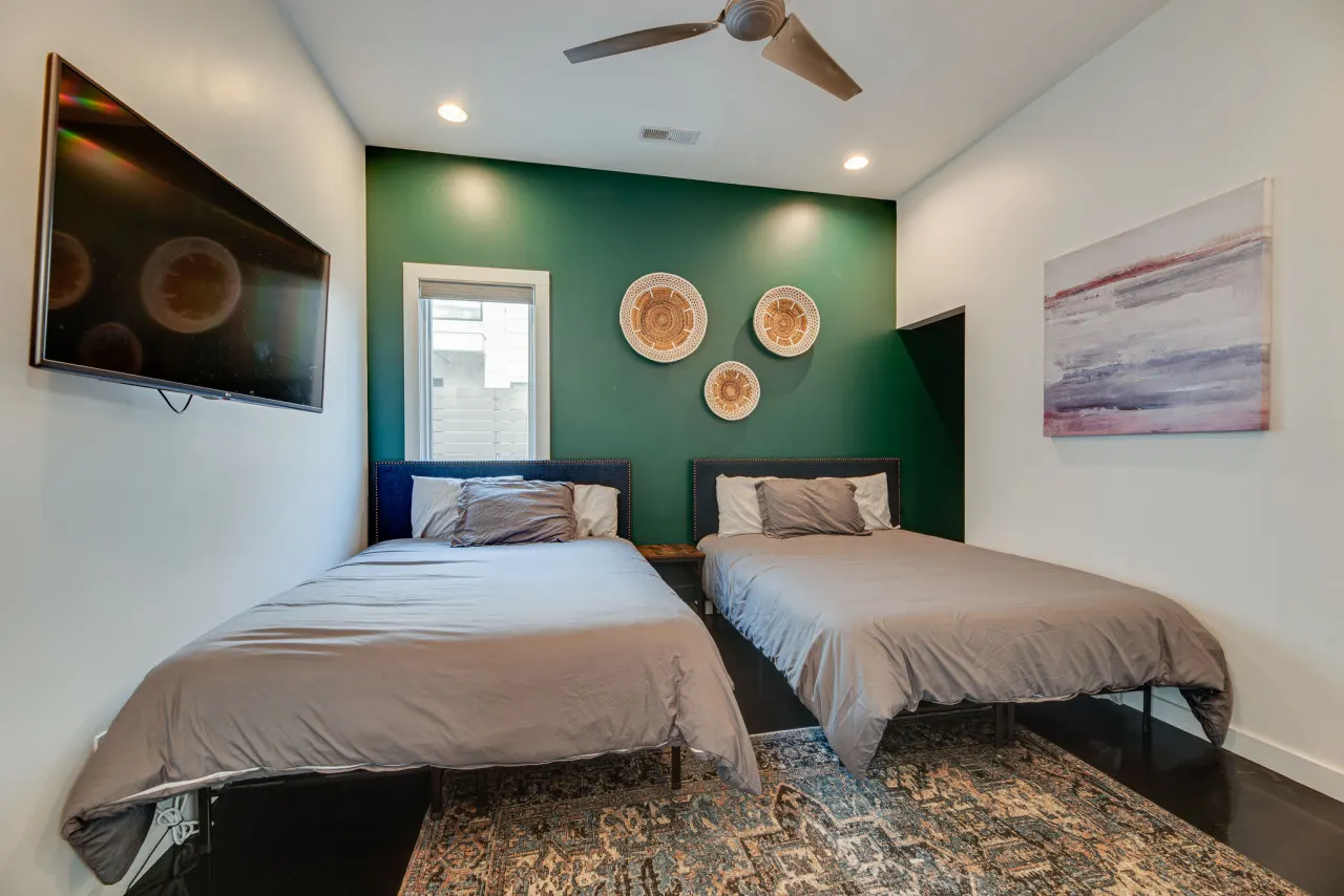 Downtown/20 ft ceiling/Music Row/Rooftop Hottub! 18