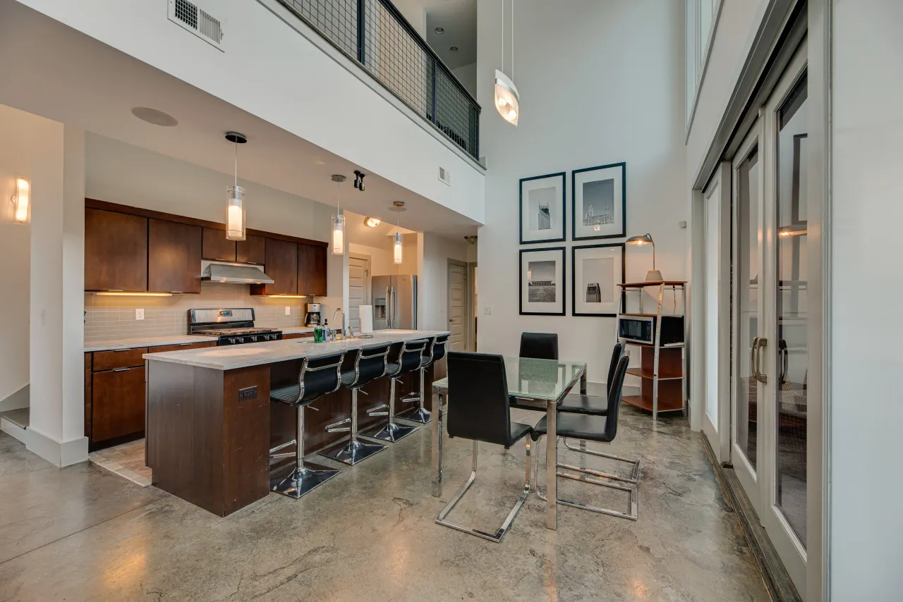 Downtown/20 ft ceiling/Music Row/Rooftop Hottub! 4