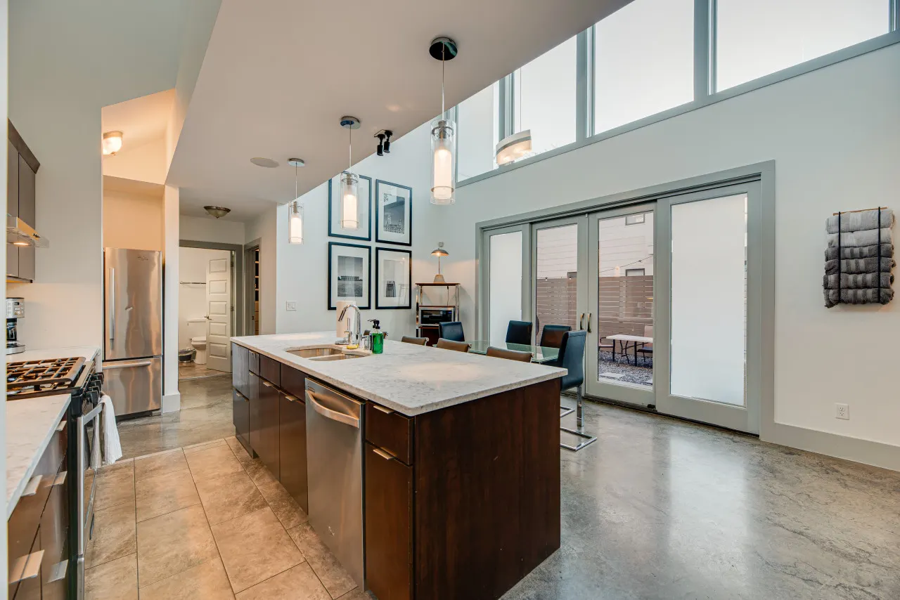 Downtown/20 ft ceiling/Music Row/Rooftop Hottub! 8