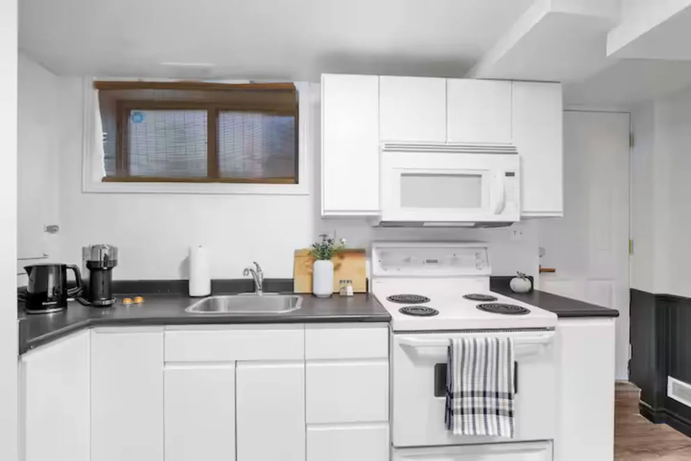 The Downtown Luxe 4BR 65” Smart TV Parking 12