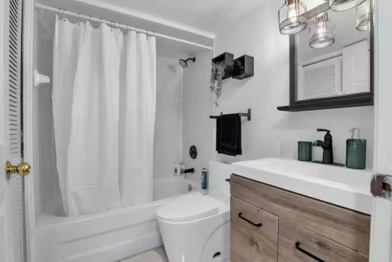 The Downtown Luxe 4BR 65” Smart TV Parking 14