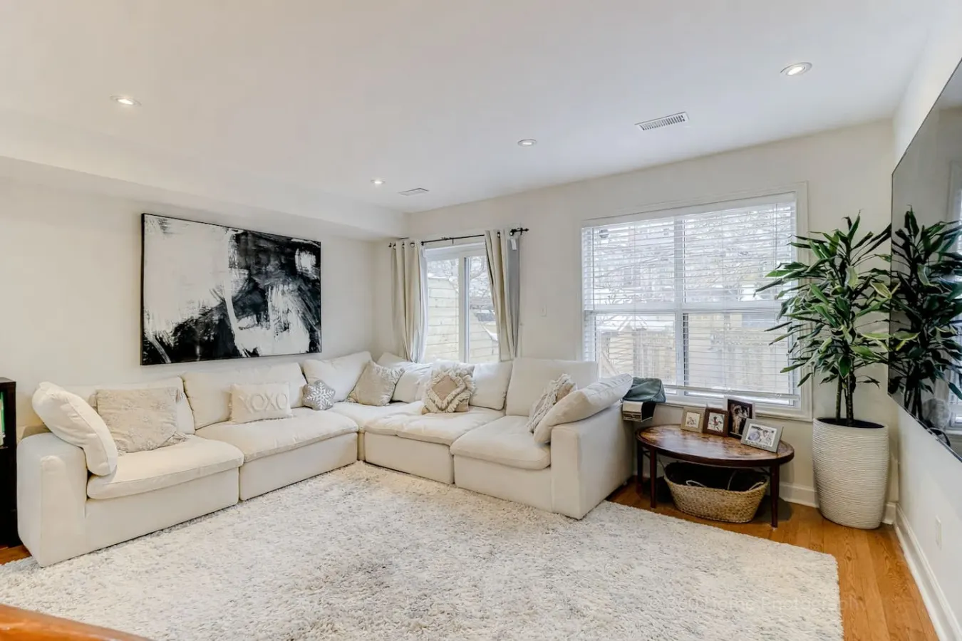 The Downtown Luxe 4BR 65” Smart TV Parking 6