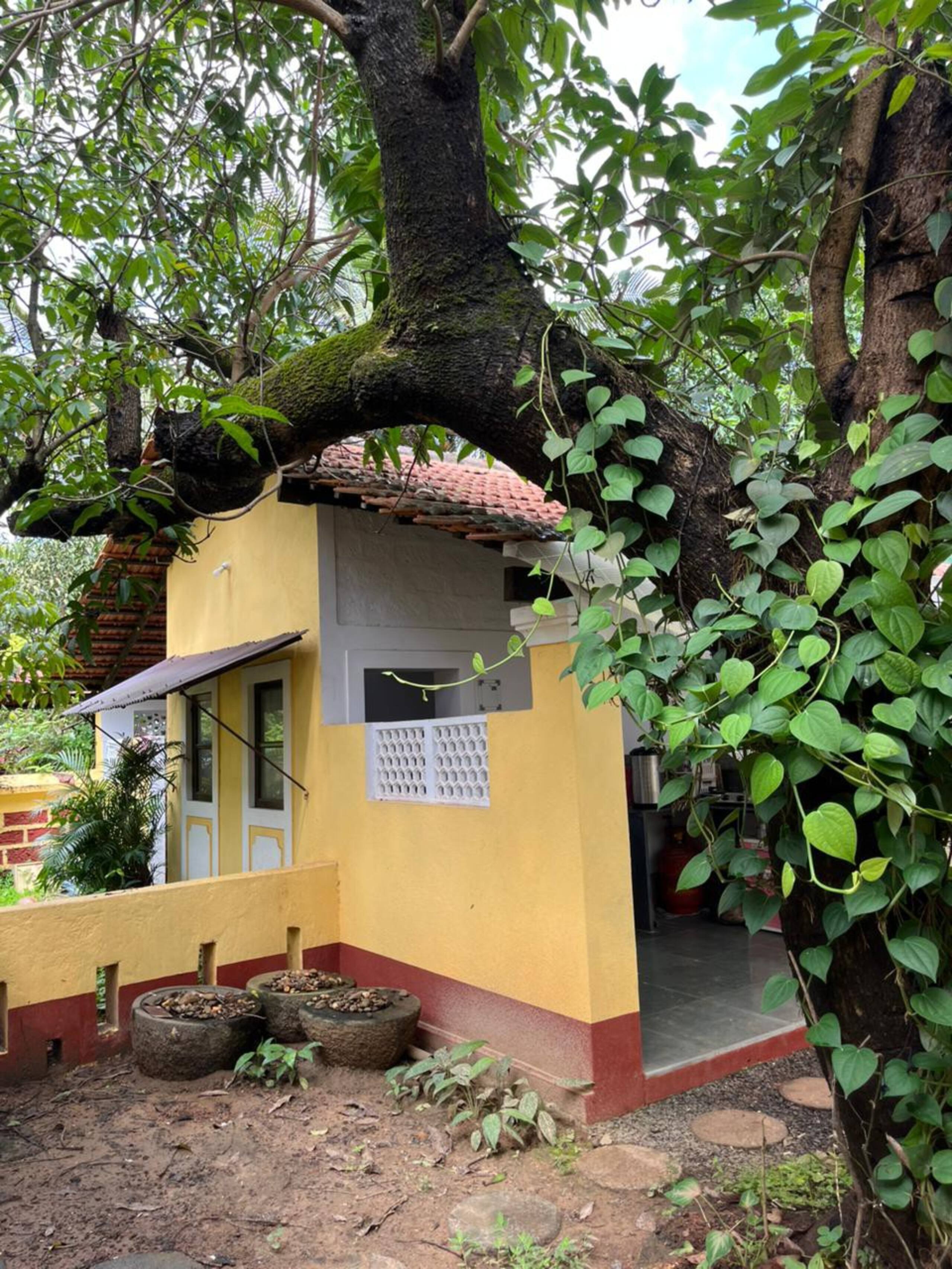 2BHK Heritage Goan Villa in Parra • Pet-friendly 30