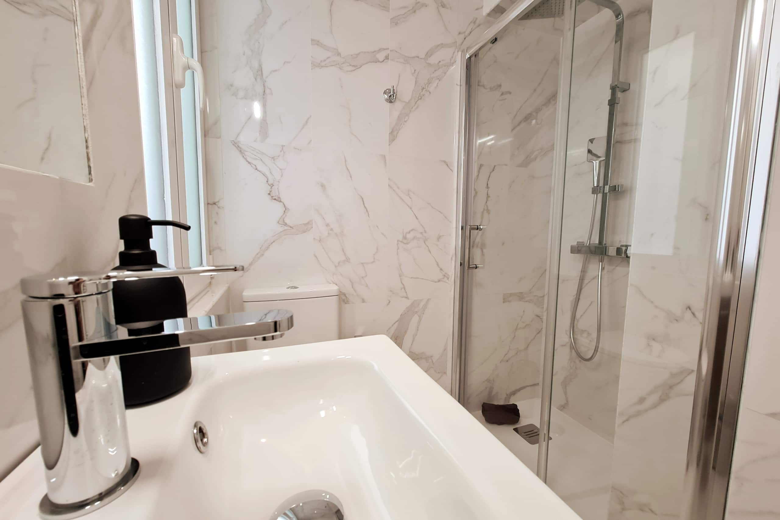 Lisbon4Real: Deluxe 2BR+1 in Principe Real 33