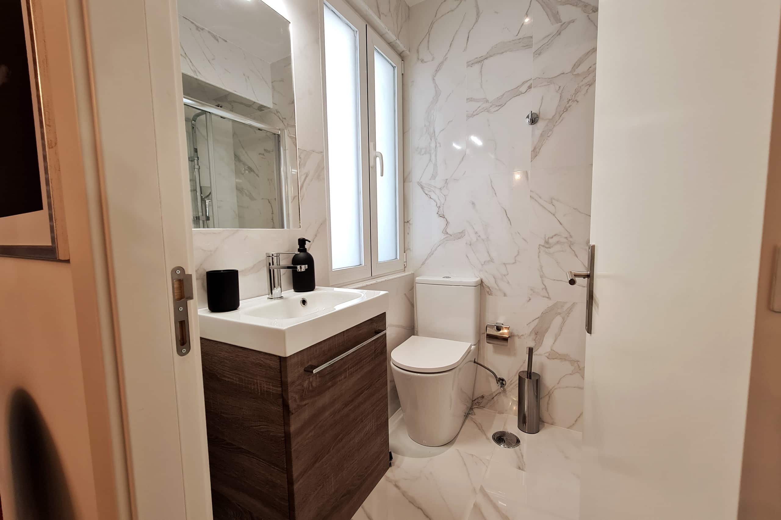 Lisbon4Real: Deluxe 2BR+1 in Principe Real 35