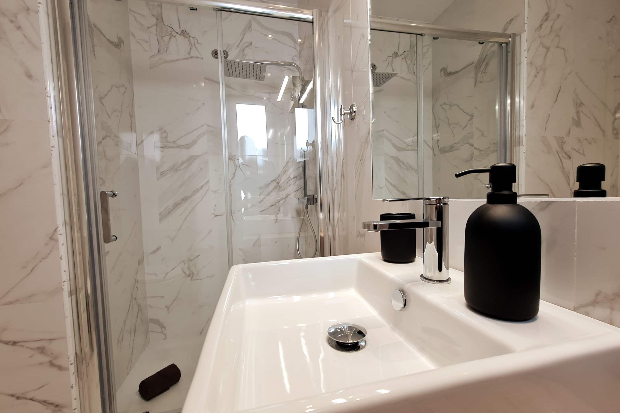 Lisbon4Real: Deluxe 2BR+1 in Principe Real 34