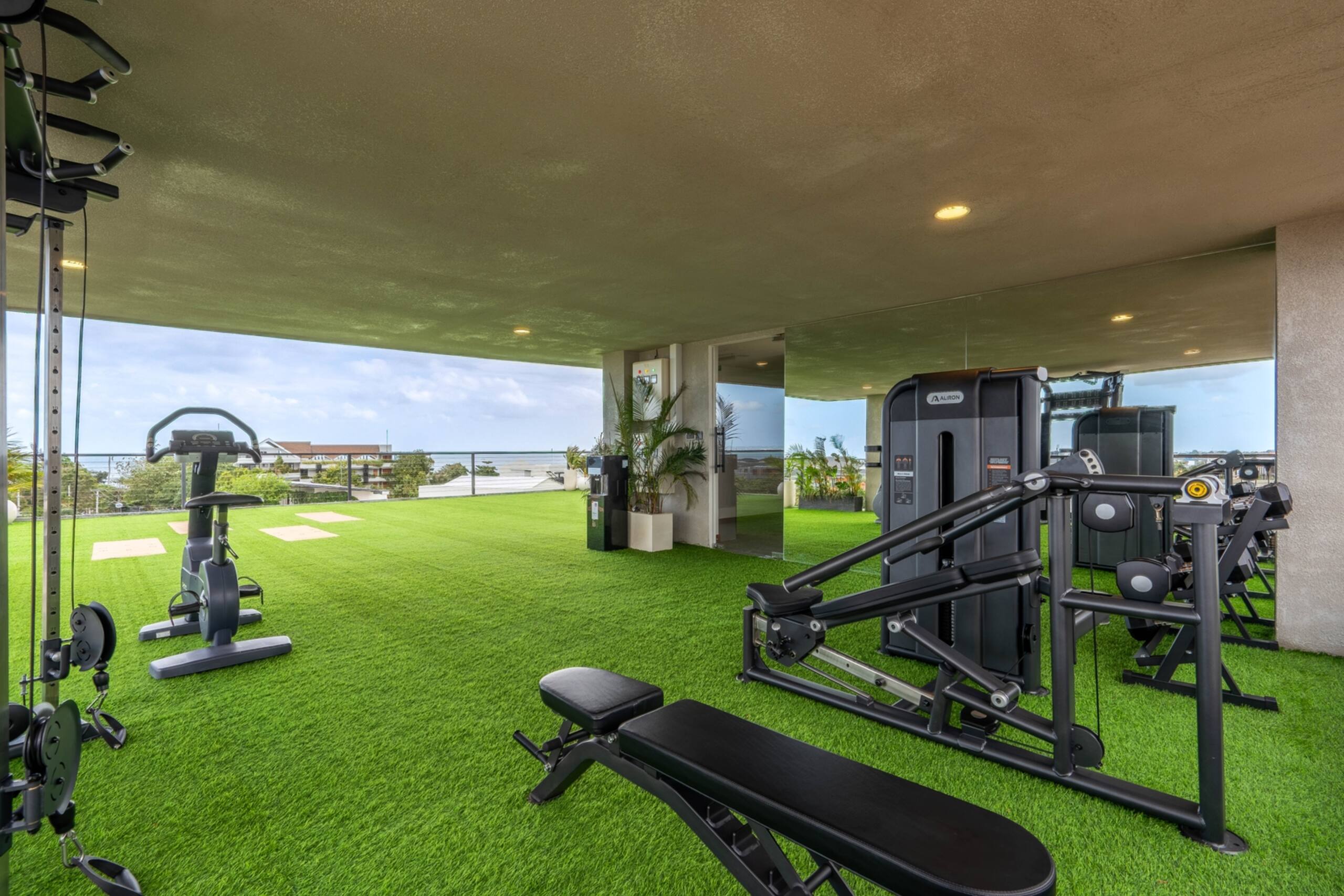 1BR Beachside Suite | Sauna, Rooftop Gym & Pool — photo 4