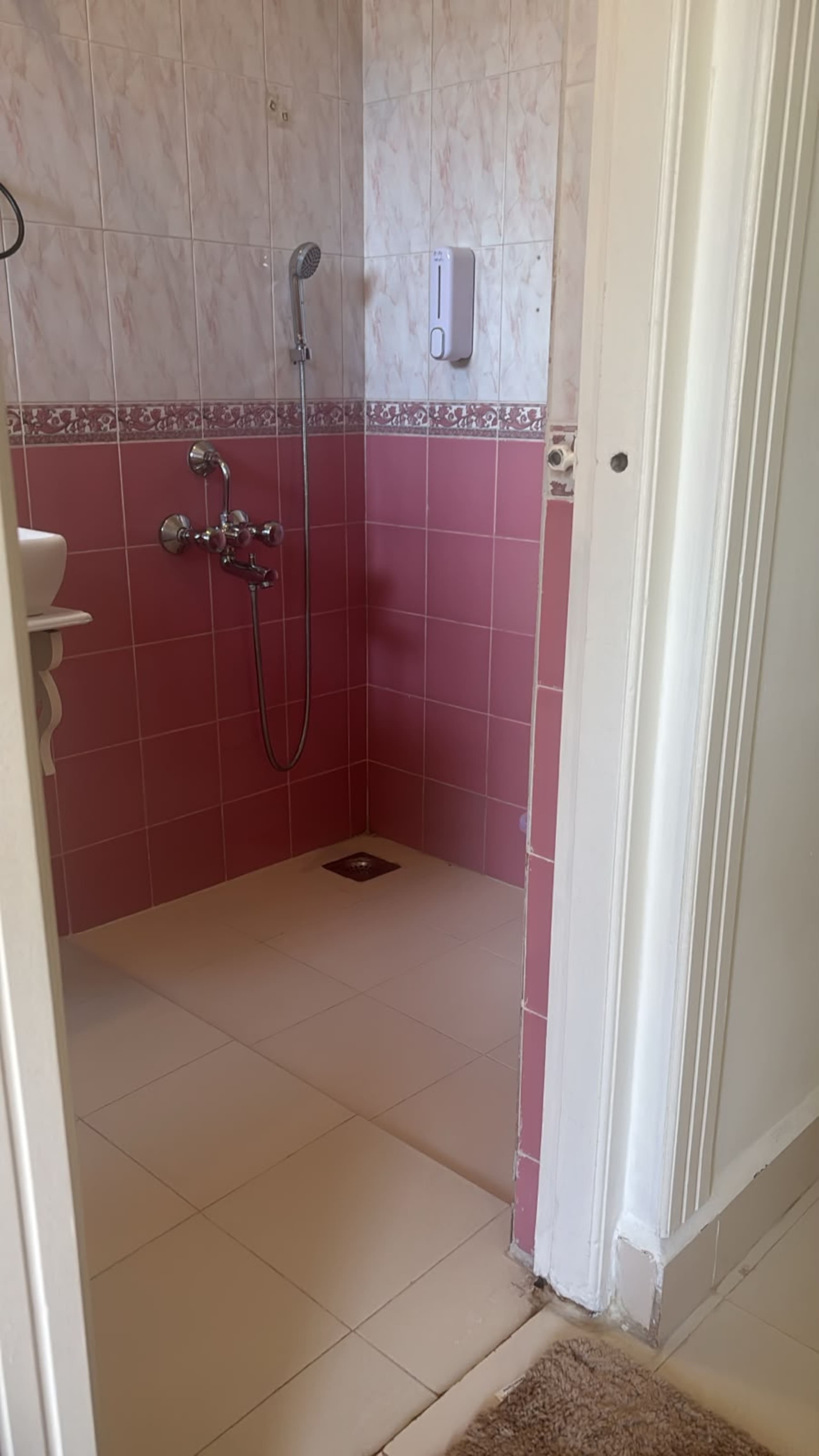 Spacious 2BHK Apt w Pool | 500m to Candolim Beach 14