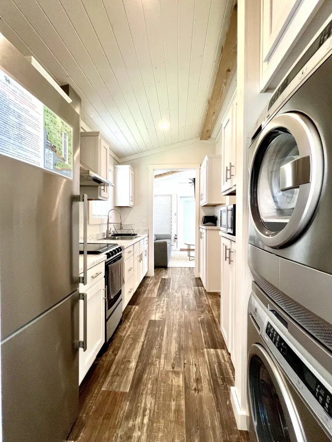The Oasis House -Pet friendly Lakeside Tiny Home in Clermont 11