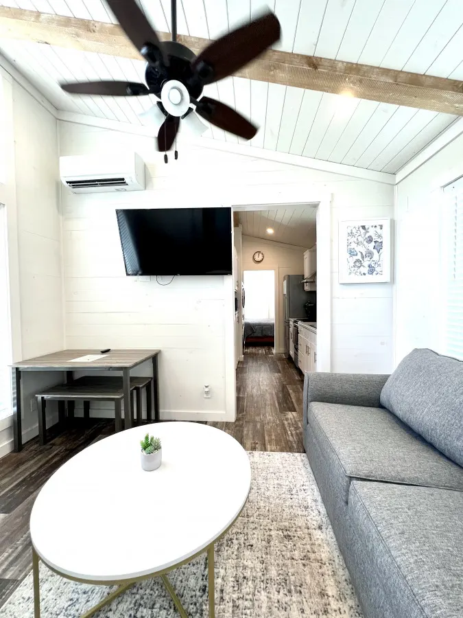 The Oasis House -Pet friendly Lakeside Tiny Home in Clermont 4