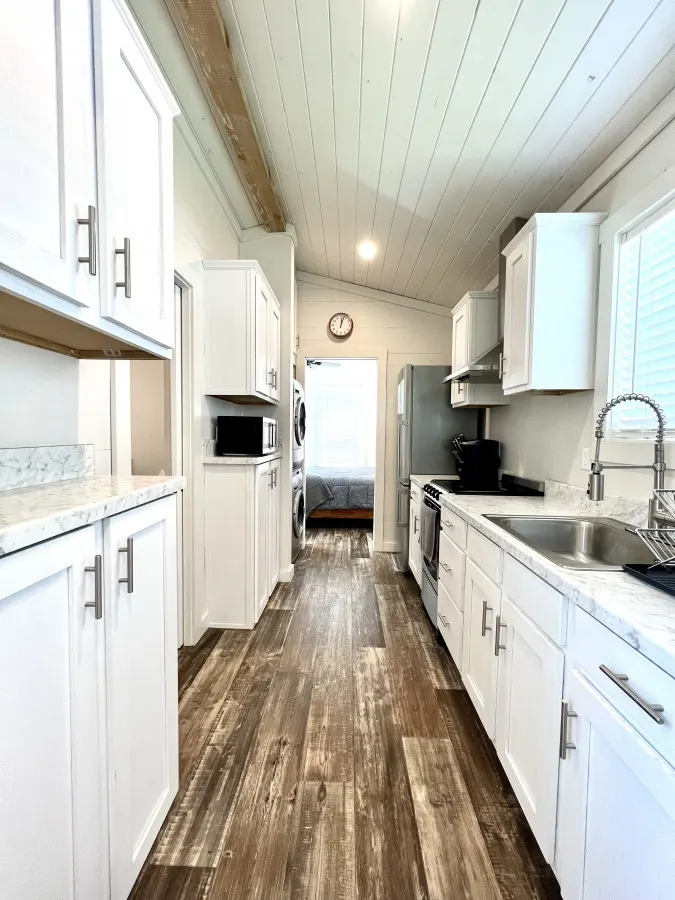 The Oasis House -Pet friendly Lakeside Tiny Home in Clermont 7