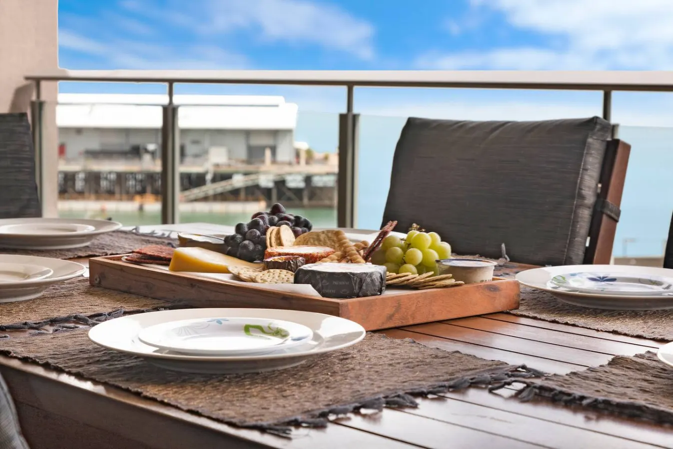 Zen Paradise ~ 2BR harbour view apt with Cruiseliner views, Waterfront Precinct 13