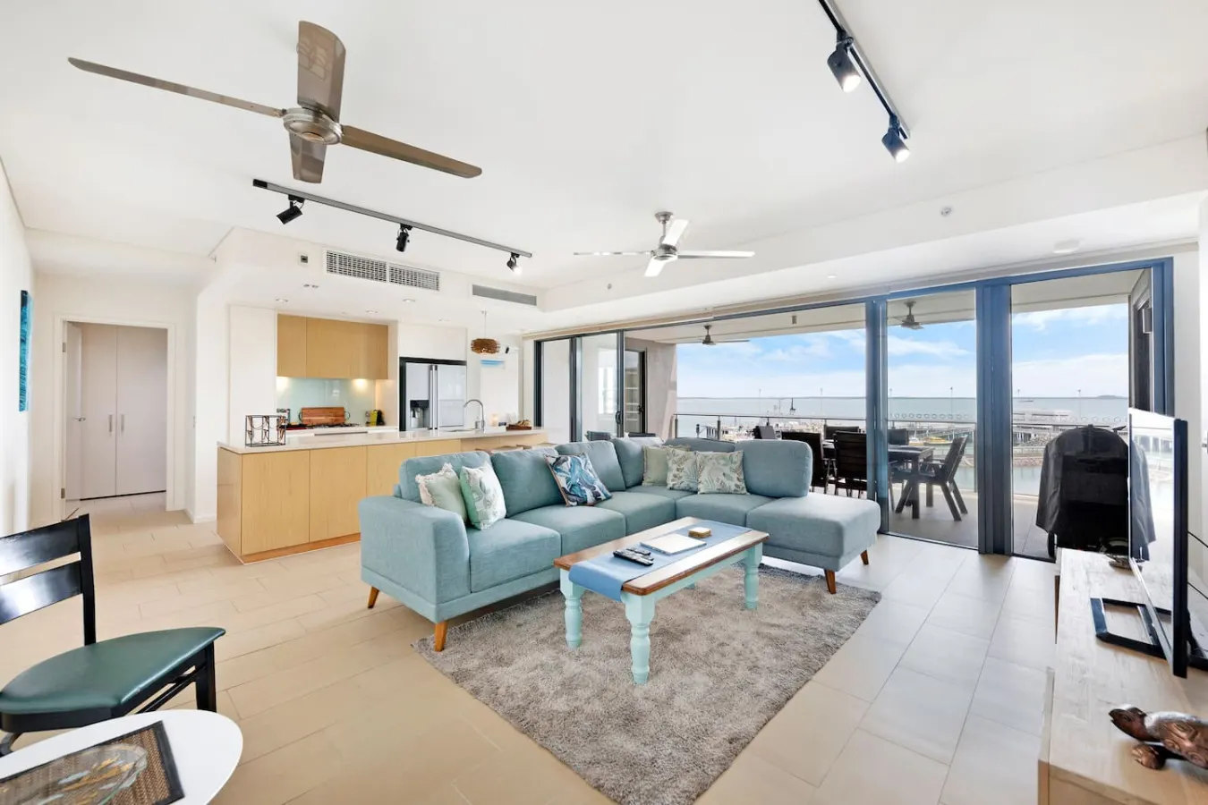 Zen Paradise ~ 2BR harbour view apt with Cruiseliner views, Waterfront Precinct — photo 4