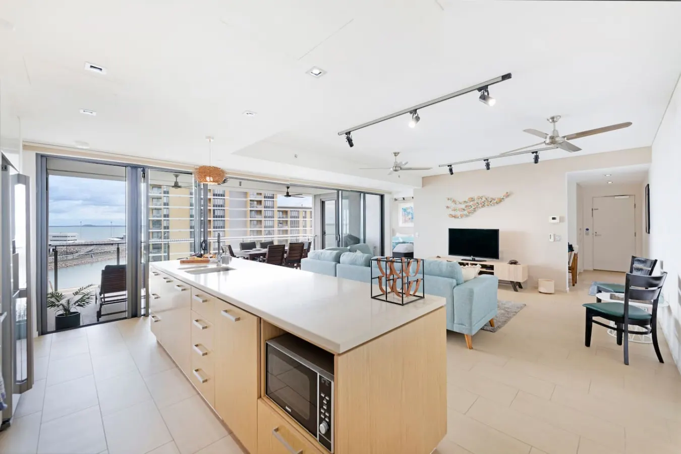 Zen Paradise ~ 2BR harbour view apt with Cruiseliner views, Waterfront Precinct — photo 5