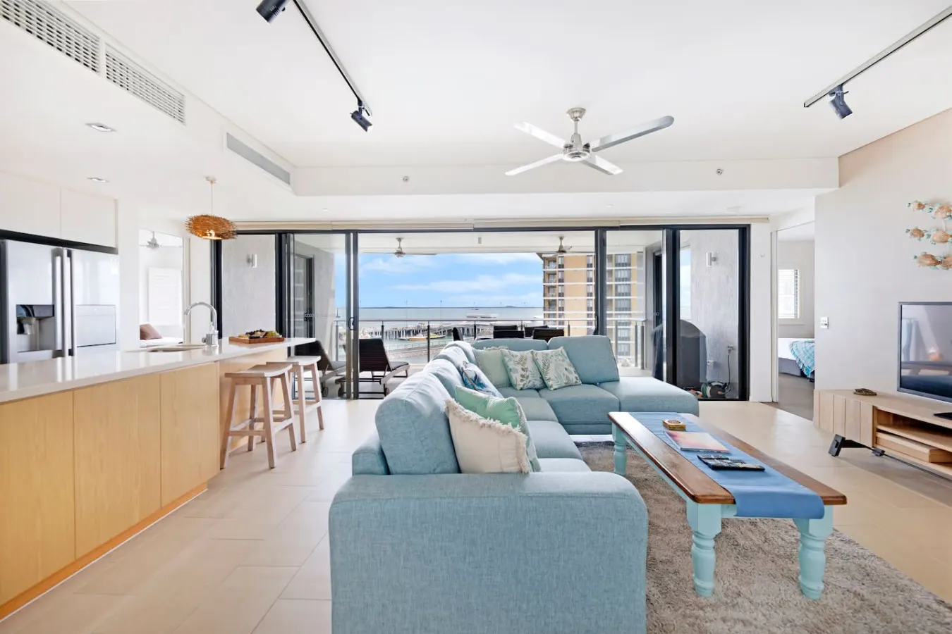 Zen Paradise ~ 2BR harbour view apt with Cruiseliner views, Waterfront Precinct 8