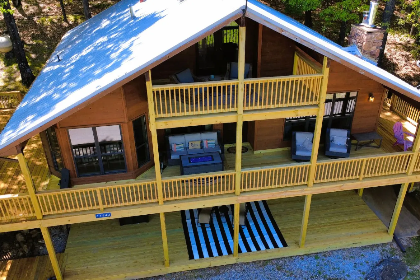 Decked Out On the Lake — photo 2