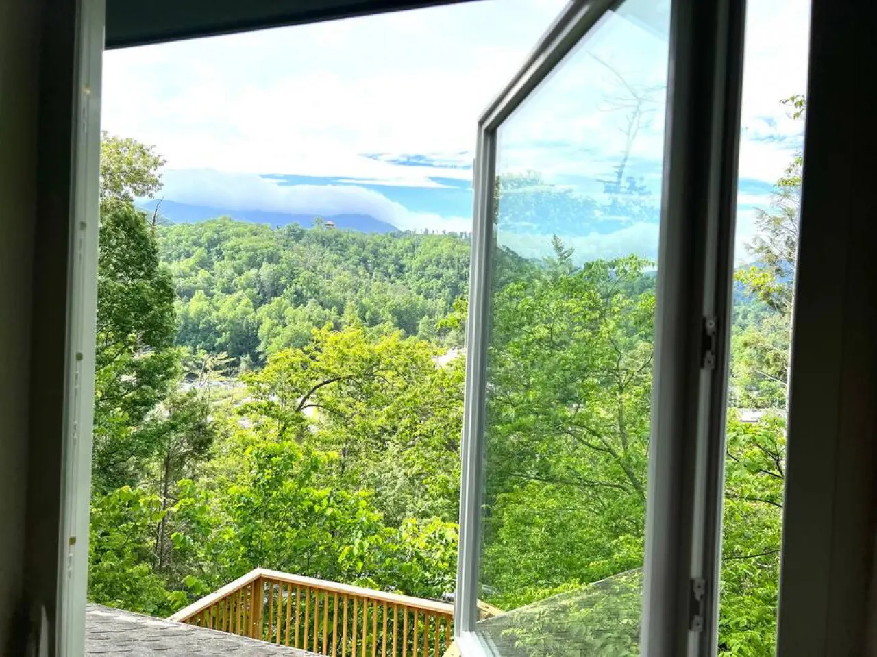 Whiskey Ridge Lodge ~ Cozy-Chic Cabin with Spa Tub & Sweeping Views