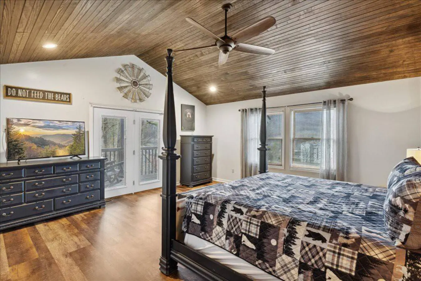 Whiskey Ridge Lodge ~ Cozy-Chic Cabin with Spa Tub & Sweeping Views 11