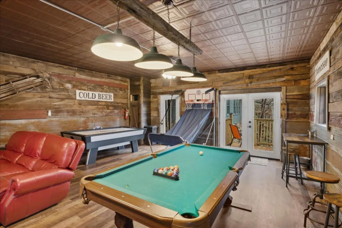 Whiskey Ridge Lodge ~ Cozy-Chic Cabin with Spa Tub & Sweeping Views 18