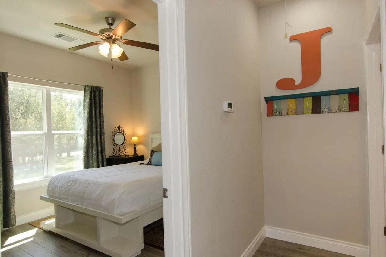 Private Peaceful Retreat Cozy Guesthouse with Pool 8